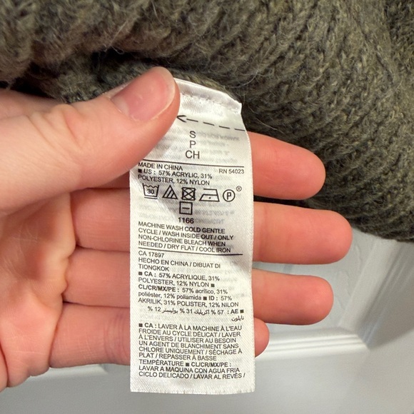 Old Navy Women's Knit Sweater in Olive - Picture 4 of 4